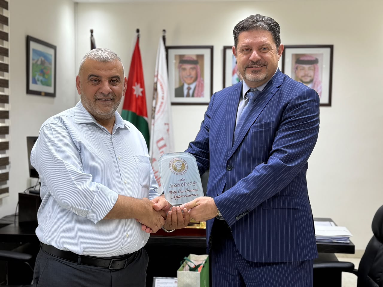 رئيس الجامعة الأميركية في مادبا يكرّم السيد مأمون نوفل تقديرًا لعطائه في خدمة مكتبة الجامعة