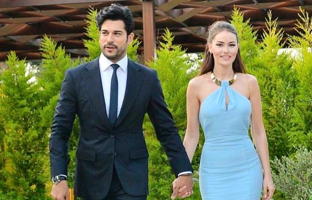 فيديو لحظة خروج بوراك أوزجيفيت وفهرية إفجان وطفلهما كاران من المستشفى