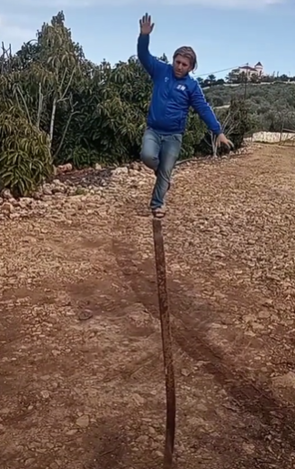 بالفيديو ..  شخص يستخدم خدعة بصرية للمشي على غصن شجرة 