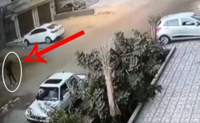 بالفيديو  ..  "سفاح" يطعن النساء في مصر بأداة حادة في أماكن حساسة من أجسادهن ويثير الهلع!