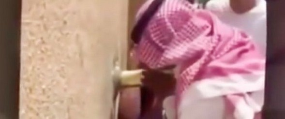 بالفيديو ..  (ماسورة صرف صحي) للنداء على طالبات المدارس تثير غضب السعوديين
