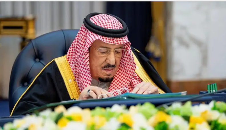 الملك سلمان يوجه باستضافة الخليجيين العالقين في مطارات السعودية