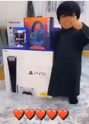 فيديو طريف  .. ردة فعل طفل يفاجأ بهدية من والده ستصدمك !
