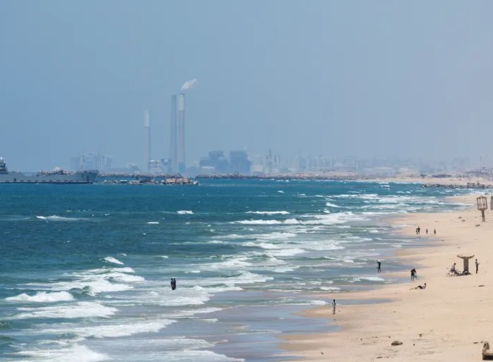 بدء تفريغ المساعدات بميناء غزة العائم وتمسك أممي بأهمية المعابر البرية