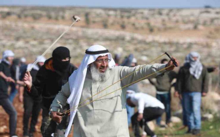 الاحتلال يمدد اعتقال الأسير العرمة 30 يوما ويصدر لائحة اتهام بحقه