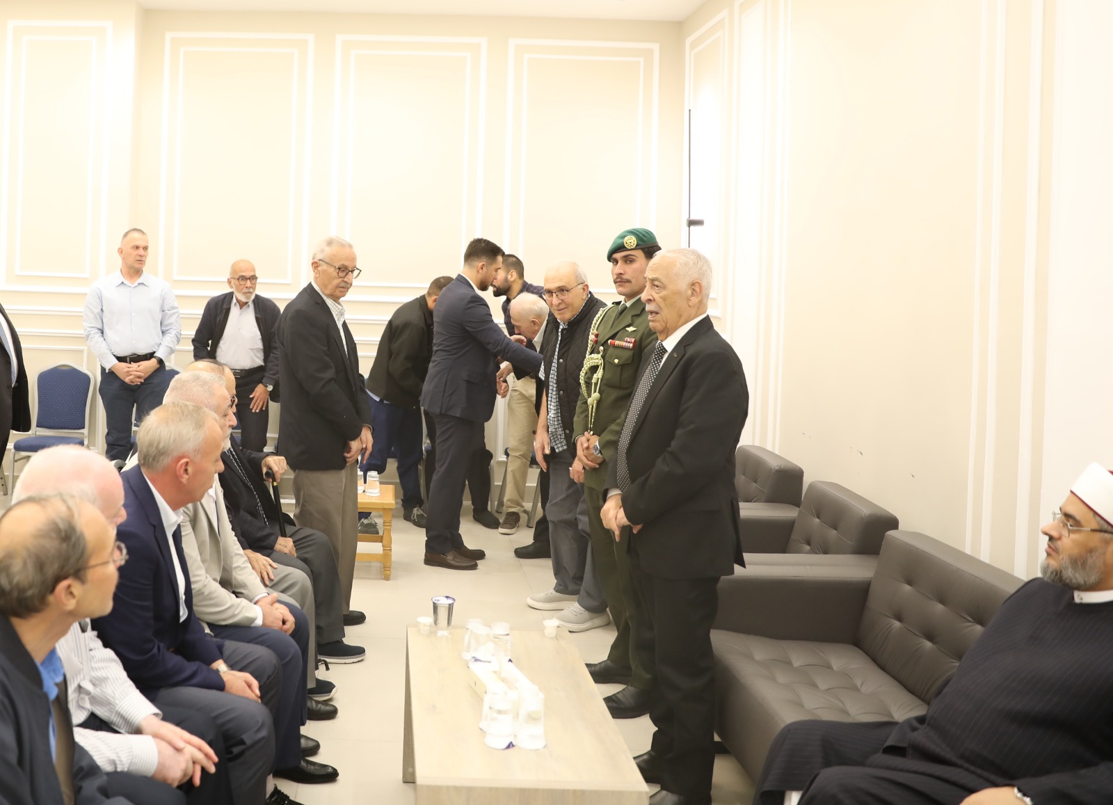 العيسوي ينقل تعازي الملك وولي العهد بوفاة الوزير الأسبق شاهر الأسكر