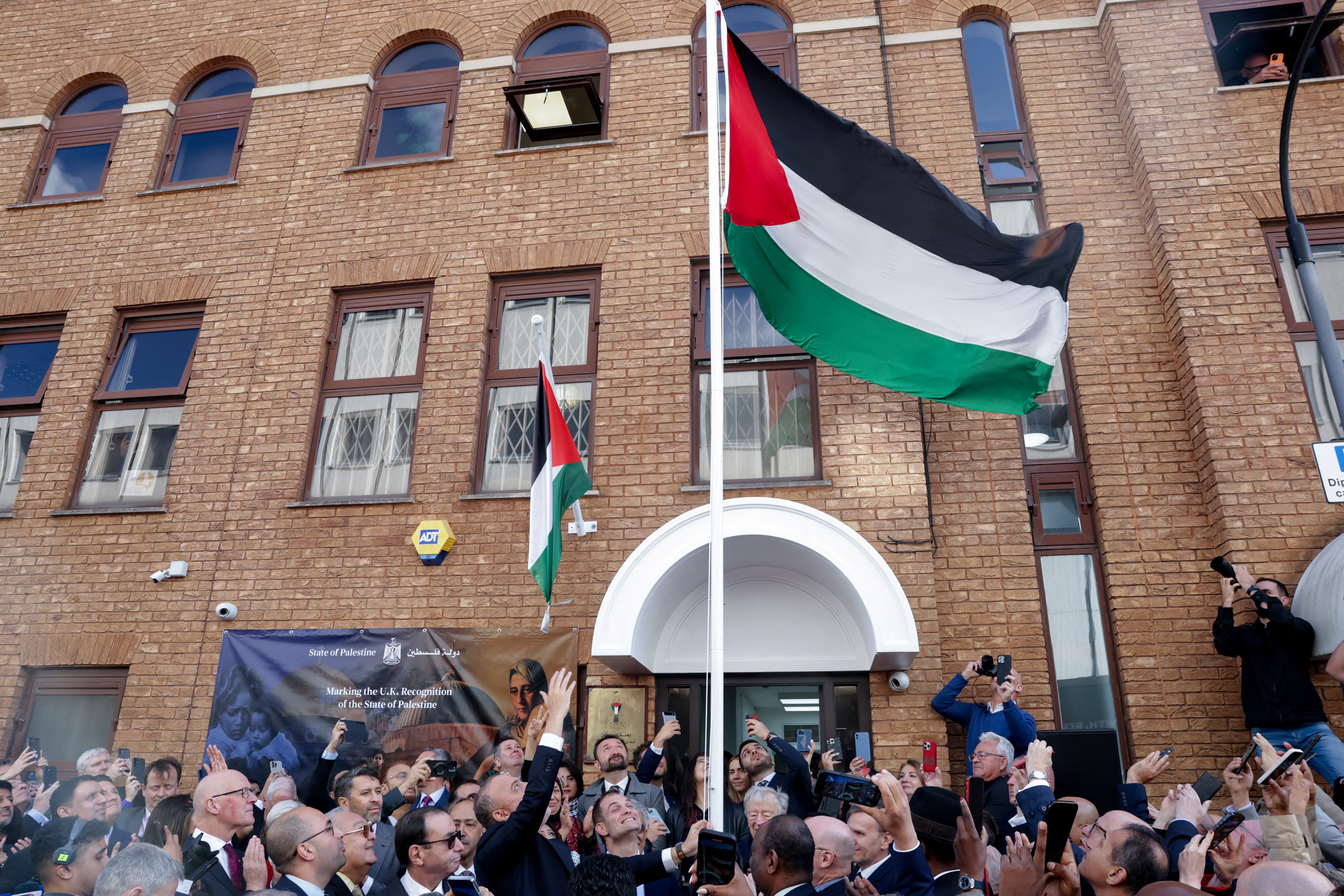 رفع علم فلسطين فوق مبنى سفارتها في لندن