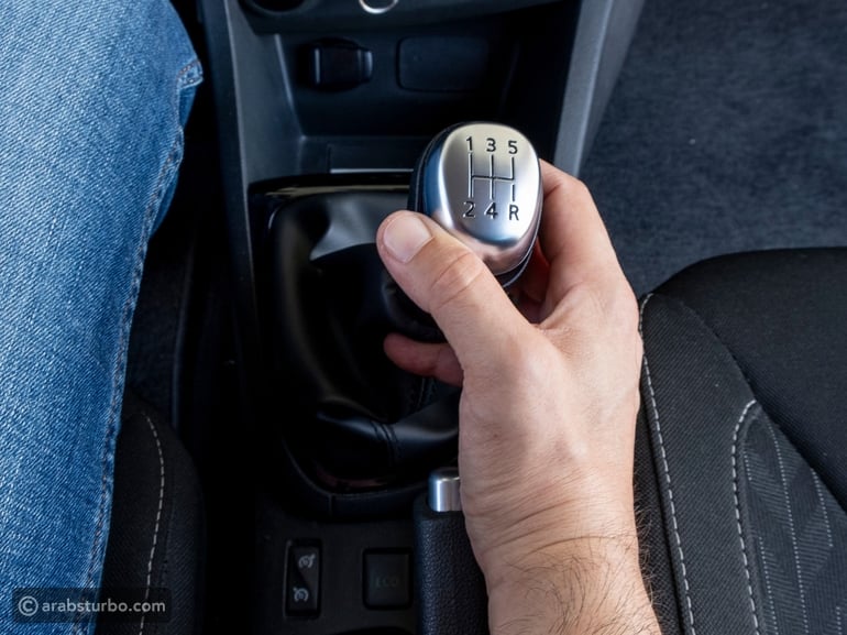 كيفية قيادة السيارات اليدوية بسهولة مع نصائح وأساسيات موثوقة