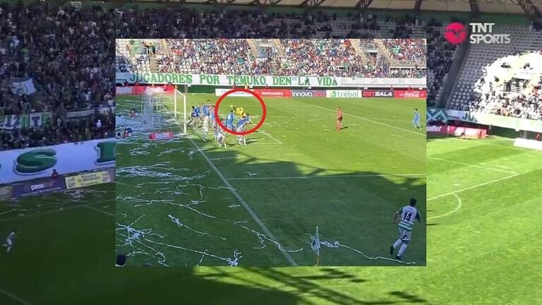 حارس مرمى ينقذ فريقه بهدف عالمي وفي الوقت القاتل  ..  فيديو