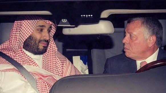 الملك يصطحب الامير محمد بن سلمان في سيارته الخاصة