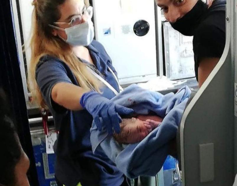 يمنية تلد في طائرة مصرية بأجواء ألمانيا ..  وهدية مميزة للمولودة تجعلها تسافر مدى الحياة مجاناً