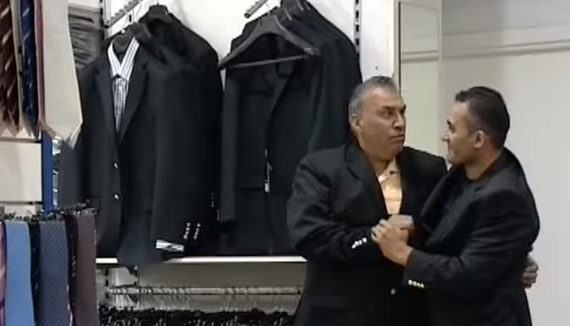 بالفيديو  ..  كاميرا خفية تحدث مشاجره داخل محل لبيع البدلات 