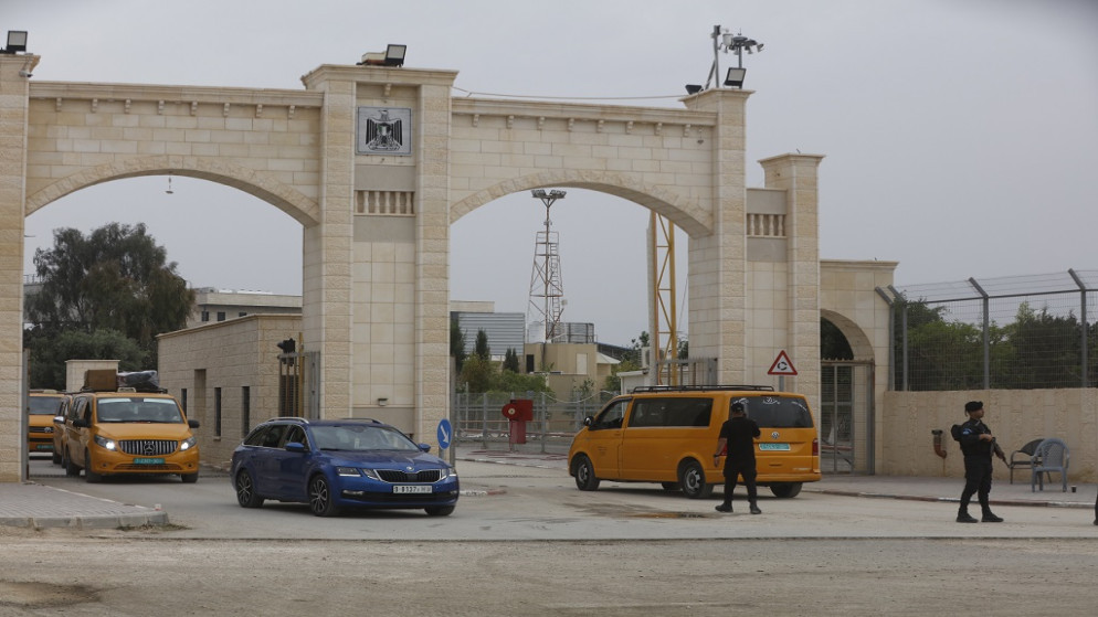 "اسرائيل" تعيد حافلات المسافرين عبر معبر الكرامة رغم إعلانها مسبقا فتحه اليوم