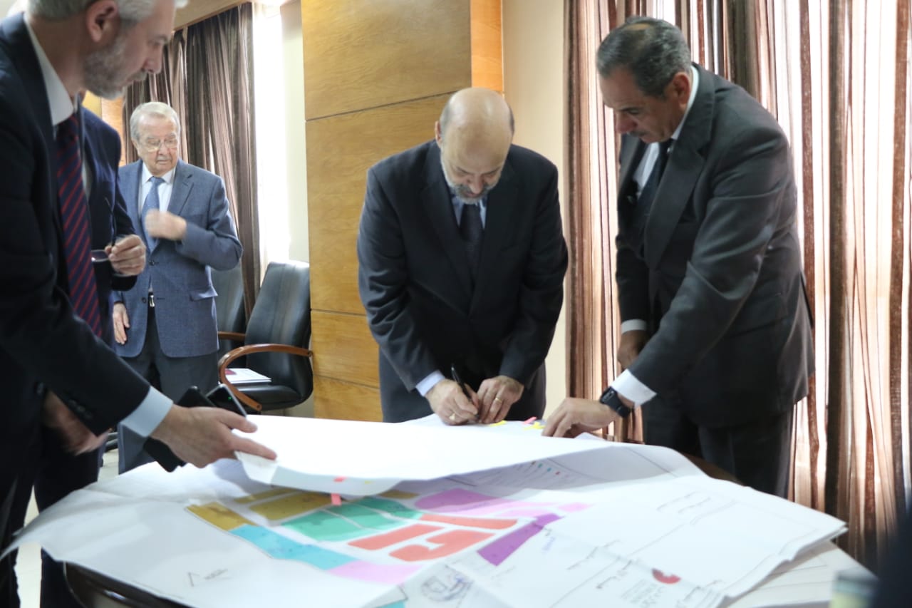 الرزاز يصادق على 8 مخططات استثمارية للمناطق التنموية 