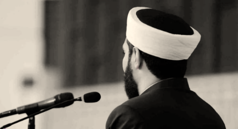 سافر إلى أميركا وغاب شهرا  ..  محكمة أردنية تعيد إمام مسجد لوظيفته 