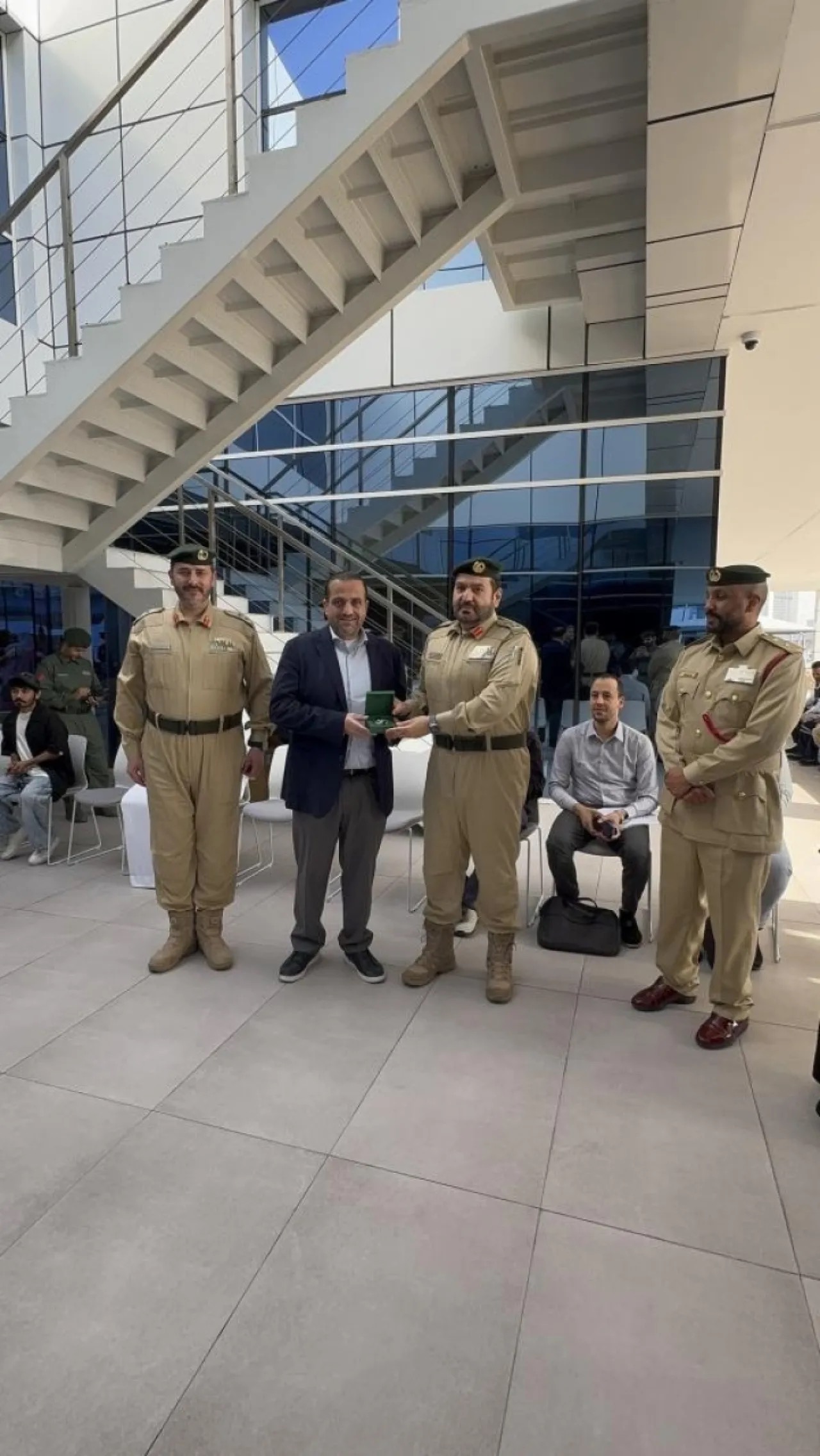 أردني يعثر على 200 ألف درهم ويسلمها  ..  وشرطة دبي تكرمه