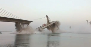بالفيديو  ..  للمرة الثانية في عامين ..  لحظة حدوث انهيار جزئي مفاجىء لجسر في الهند