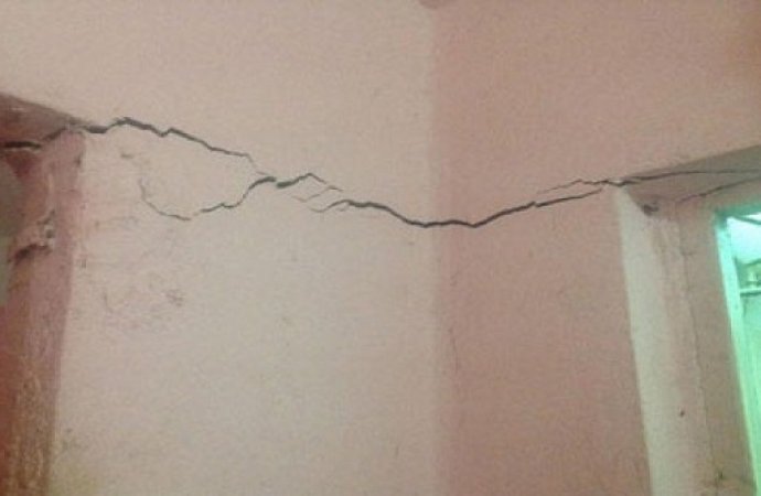 إخلاء سبعة منازل آيلة للسقوط بدير علا