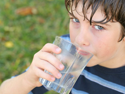 الحكمة من شرب الماء على ثلاث دفعات