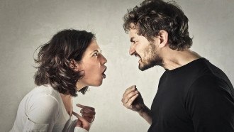 سوري يقتل زوجته طعنا ويحطم رأسها بمطرقة حديدية