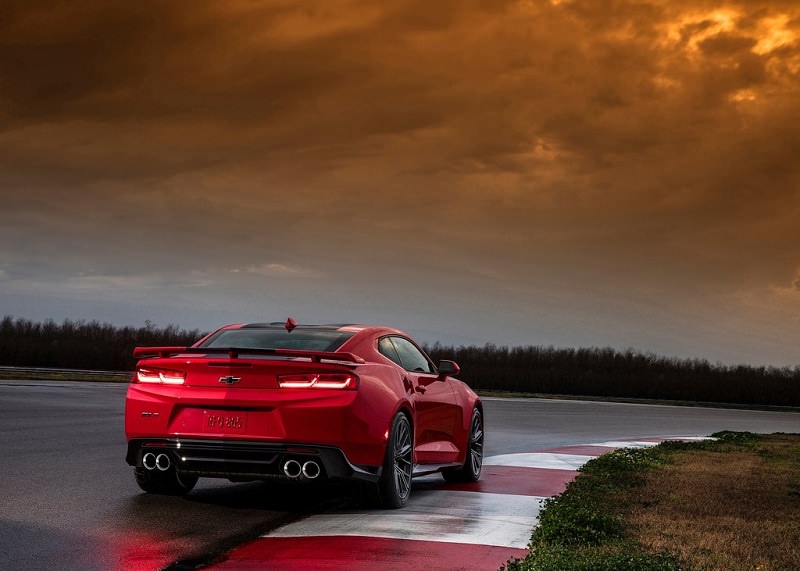 بالصور  ..  اعرف مقدار سرعة كمارو ZL1 مقارنة مع M4 GTS