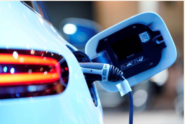 5 أخطاء توقف عنها فوراً عند قيادة السيارات الكهربائية