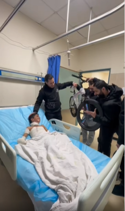 "محمد البطل يطلب ويتدلل"  .. مجموعة من المعلمين يزورن طالب الرصيفة - فيديو