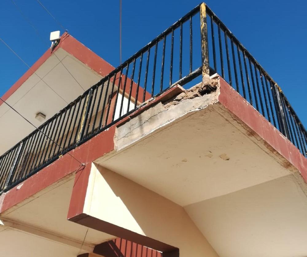 وزير التربية يعود طالبة انهار عليها جزء سقف بمدرستها في ديرعلا