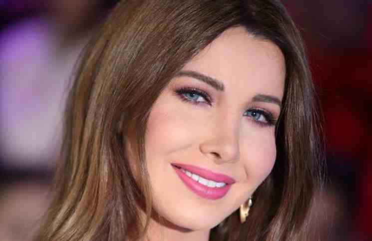 بالفيديو .. نانسي عجرم تتلقى تعليمات سرية وتتعرض لموقف محرج