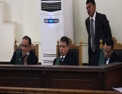 بالفيديو ..  حبس رقيب شرطة مصري بسبب "رنة" هاتفه داخل قاعة المحكمة