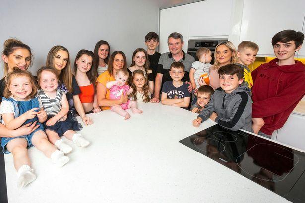 في ظل العزل المنزلي ..  أكبر أسرة في بريطانيا ترحب بمولودها ال 22! 