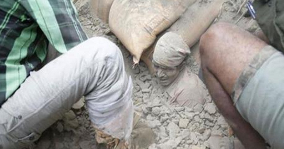 انتشال رجل يبلغ من العمر أكثر من 100 عام حيا من تحت أنقاض زلزال نيبال