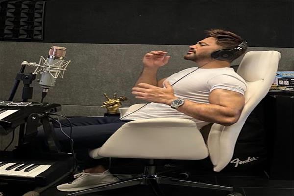 تامر حسني يشوق جمهوره بمفاجآت فنية جديدة