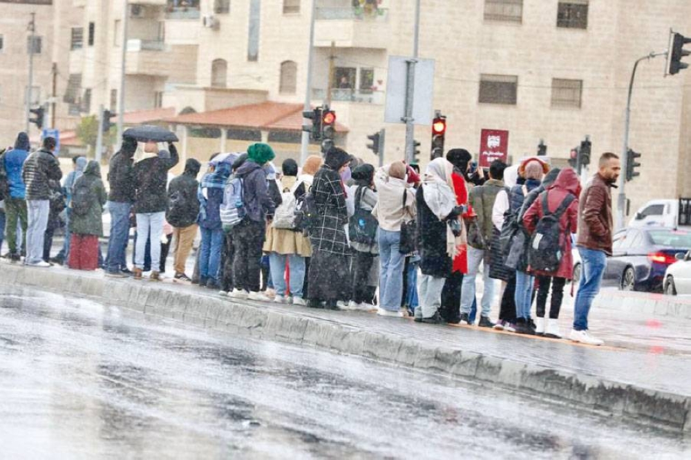 شكاوى من افتقار مسارب الباص السريع للمظلات الواقية