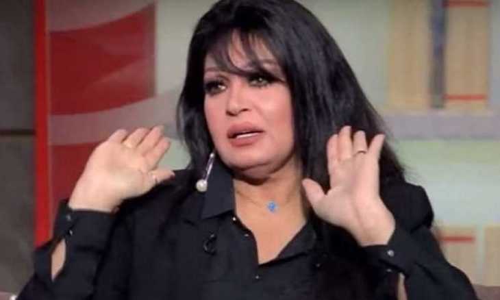 شاهد ..  فيفي عبده تظهر بطريقة غريبة داخل البحر في الساحل الشمالي وتوجه رسالة