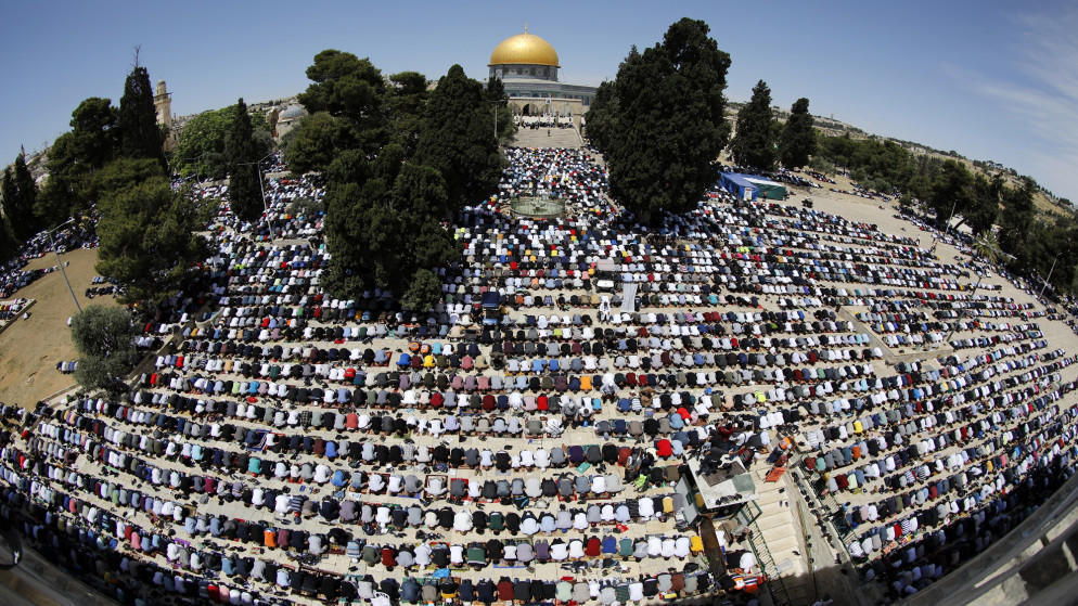 50 ألفا يؤدون صلاة الجمعة بالأقـصى