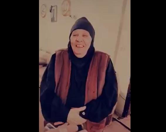 حاجة أردنية تخطف قلوب الاردنيين بردها حول زيارة بناتها واولادهم لها في رمضان  ..  فيديو