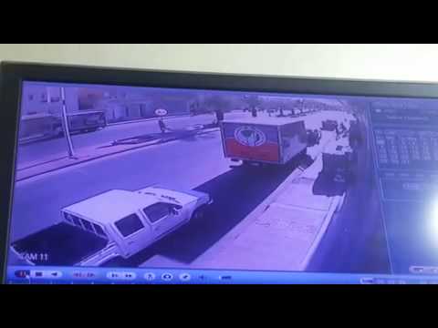 بالفيديو ..  سائق يطير في الهواء بعد أن صدمته سيارة مسرعة