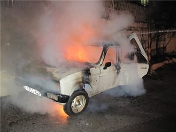 مستوطنون يحرقون 3 مركبات ويخطون شعارات عنصرية شرق رام الله