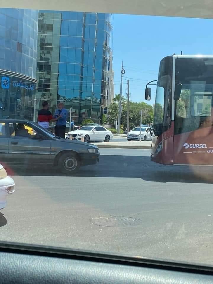 سائق الباص السريع يتوقف لأقناع مواطن ان المسرب مخصص للحافلات  ..  صورة 