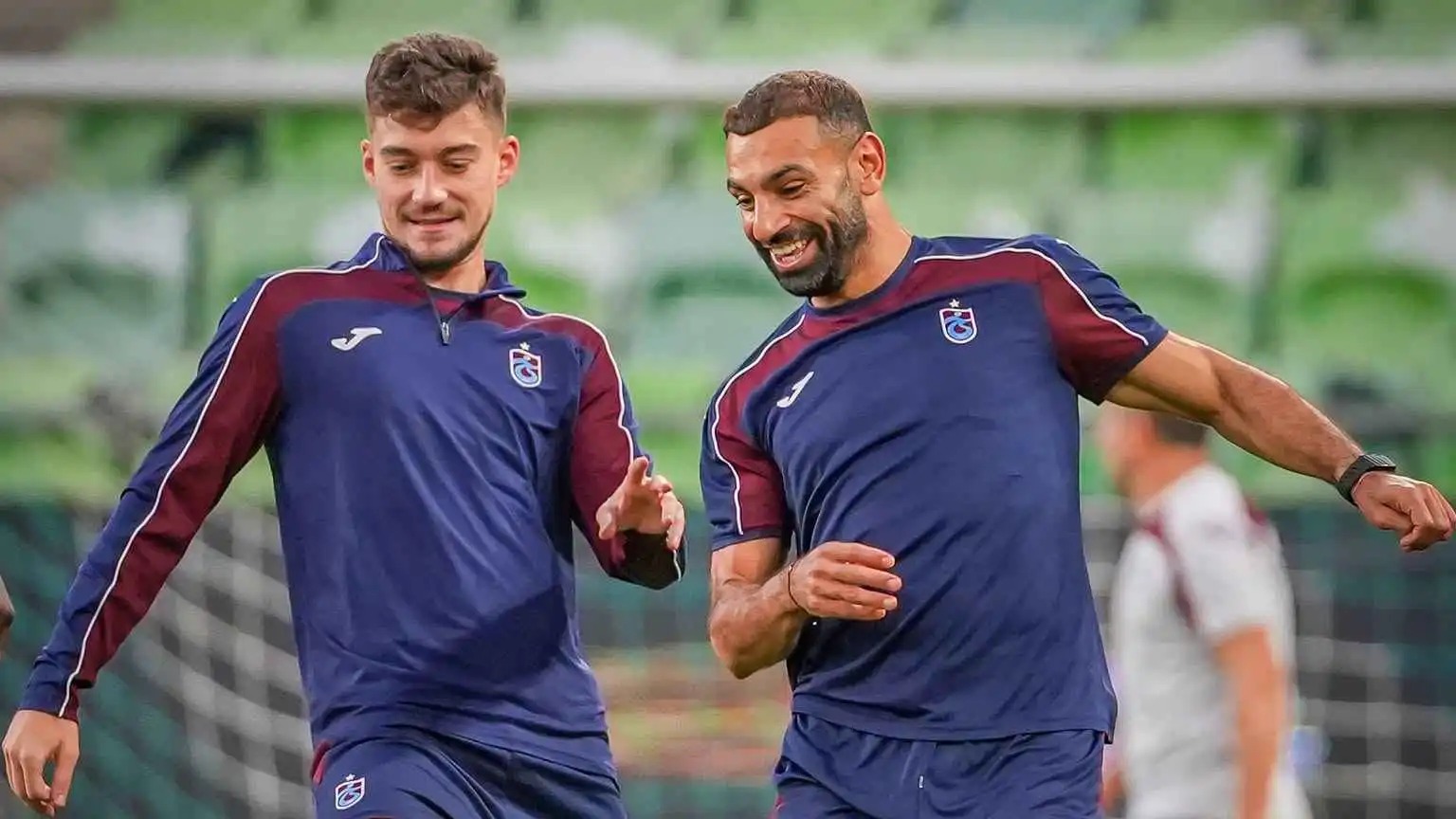 "لا لا" ..  حارس محمد صلاح يتدخل لحمايته في المجر (فيديو)  