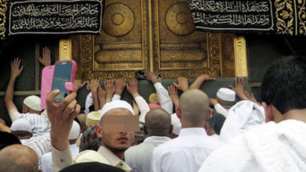 صور  "السيلفي" تلاحق الحجيج وسط جدل حول شرعيتها خلال الحج 