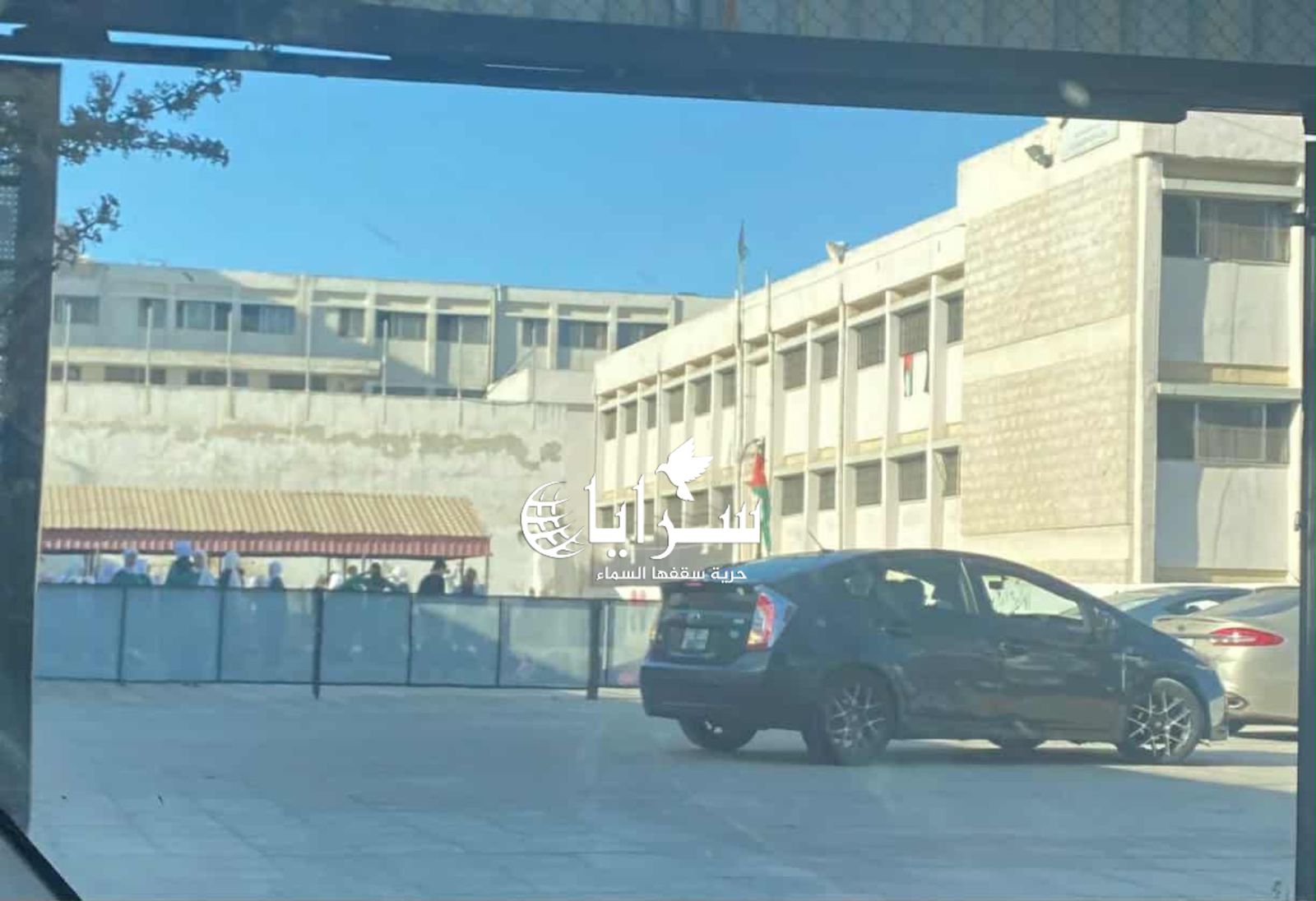 أهالي الإشرفية يطالبون “التربية” عبر "سرايا" بإعادة ساحة مدرسة البنات للطالبات وإخراج سيارات المعلمات