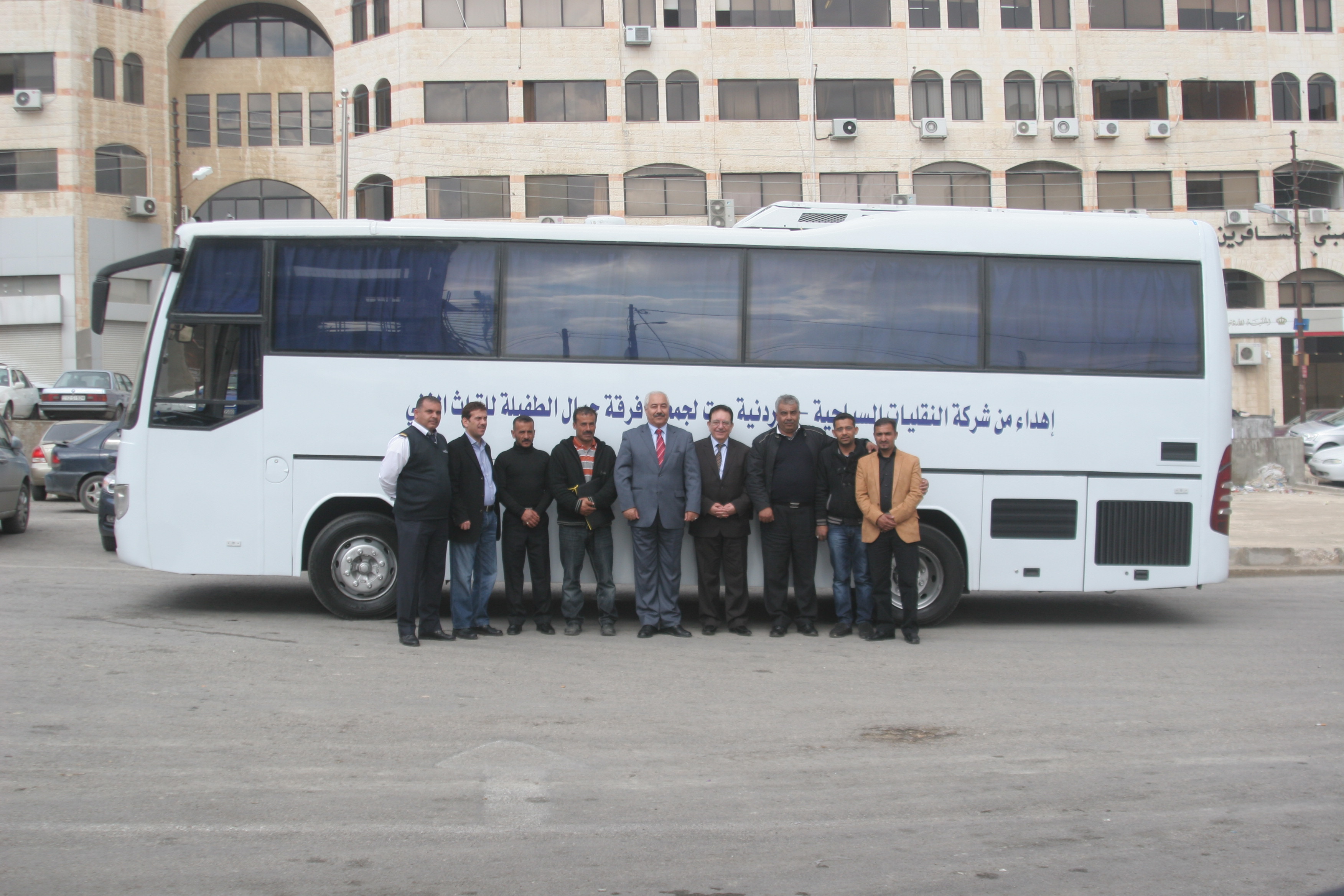 شركة النقليات السياحية الاردنية "جت" تتبرع بحافلة نقل  لجمعية جبال الطفيلة  للتراث الفني 