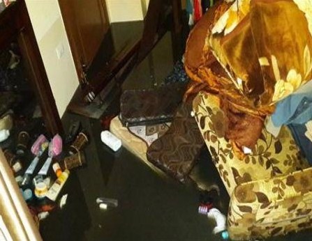 بالصور .. مياه الصرف الصحي تداهم منازل في مادبا وتغمر المدخل الجنوبي