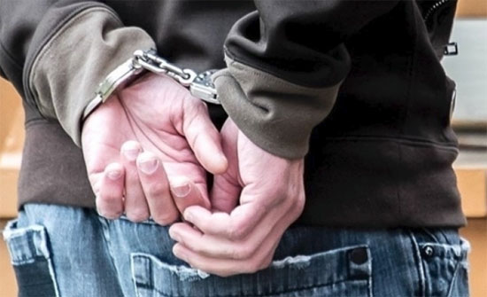 القبض على شخص مطلوب بـ(٤٩) طلبا قضائيا في البادية الشمالية 