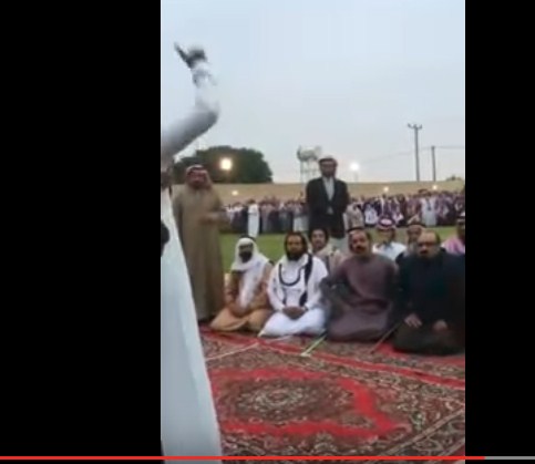 بالفيديو  ..  ردة فعل "مؤثرة" لحظة اعلان اهل شاب مقتول العفو عن قاتل ابنهم 