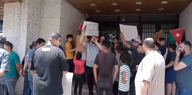 بالفيديو  ..  اعتصام اصحاب محال بيع الخضار والفواكه أمام بلدية إربد الكبرى احتجاجًا على قرار ازالة "الحسبة" 