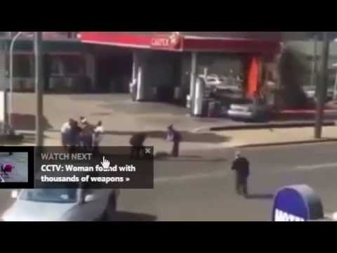 بالفيديو ..  لحظة شجاعة مدير فندق يسحب مسناً من سيارة مشتعلة