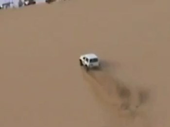 شاهد ..  نجاة شاب سعودي من الموت بعد انقلاب سيارته خلال "التطعيس"